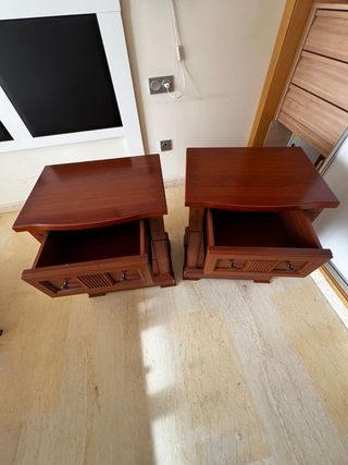 2 Mesitas de noche de madera