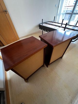2 Mesitas de noche de madera