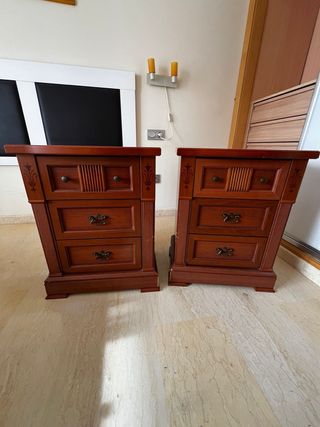 2 Mesitas de noche de madera
