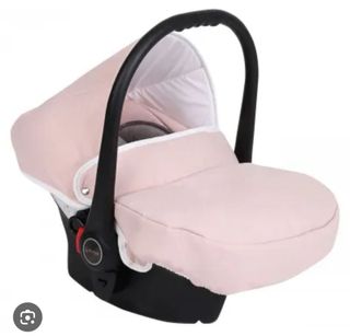 Carro de bebé con funda impermeable