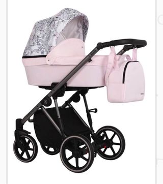 Carro de bebé con funda impermeable