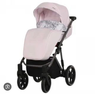 Carro de bebé con funda impermeable