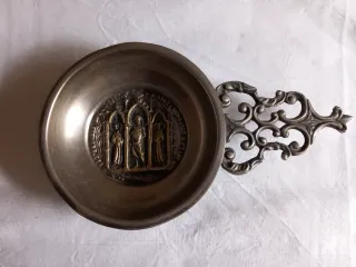 Cenicero antiguo de metal con figuras
