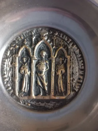 Cenicero antiguo de metal con figuras