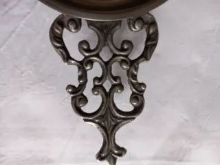 Cenicero antiguo de metal con figuras