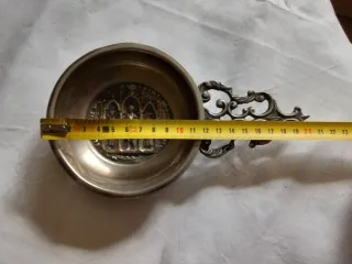 Cenicero antiguo de metal con figuras