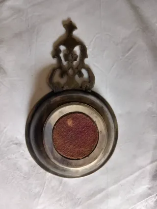 Cenicero antiguo de metal con figuras