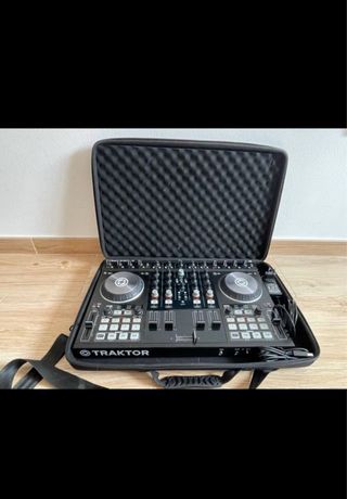 Mesa de mezclas Traktor S4 MK2