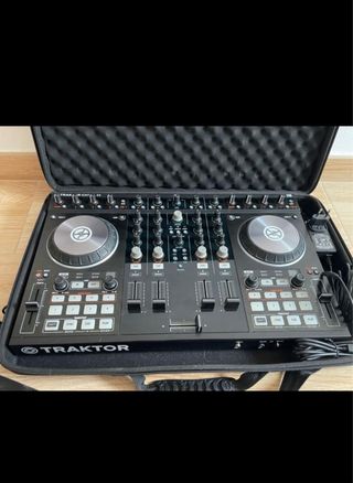 Mesa de mezclas Traktor S4 MK2