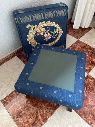 Puff azul con diseño floral estilo ovalado