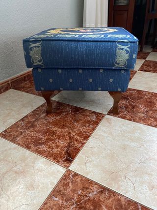 Puff azul con diseño floral estilo ovalado