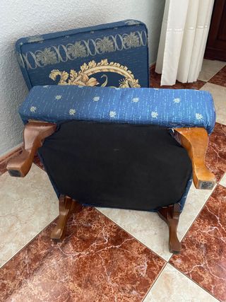 Puff azul con diseño floral estilo ovalado