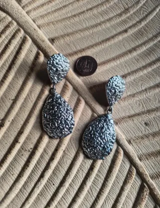 Pendientes plateados con textura