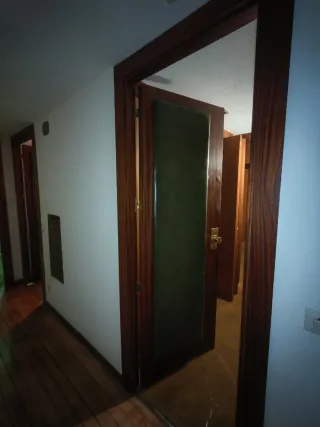 Puertas de madera con panel amarillo