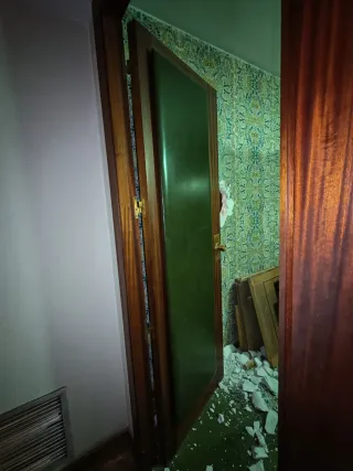 Puertas de madera con panel amarillo