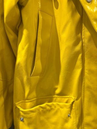 Impermeable Pull&Bear amarillo