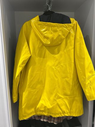 Impermeable Pull&Bear amarillo