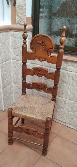 5 sillas de madera  sin estrenar ,20 € cada una