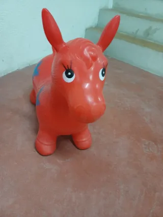 Pelota saltarina roja para niños