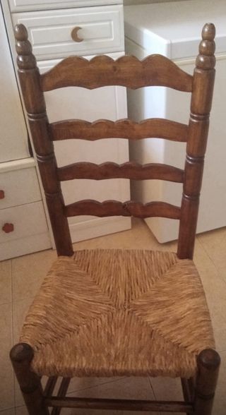 Mesa redonda madera con tarimas y  4 sillas