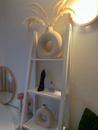 Tocador con espejo, butaca y estantería