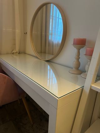 Tocador con espejo, butaca y estantería