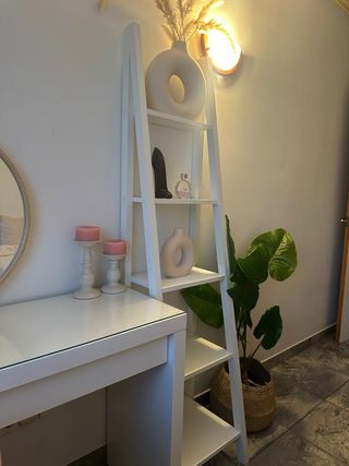 Tocador con espejo, butaca y estantería