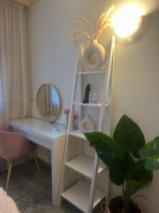 Tocador con espejo, butaca y estantería