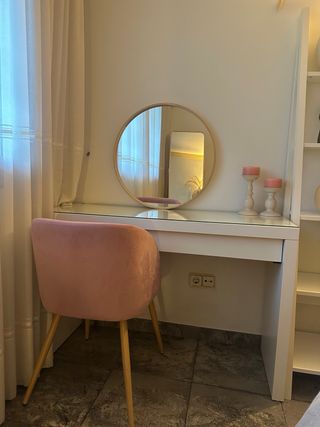 Tocador con espejo, butaca y estantería