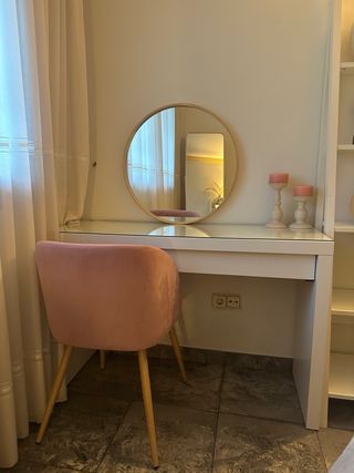 Tocador con espejo, butaca y estantería