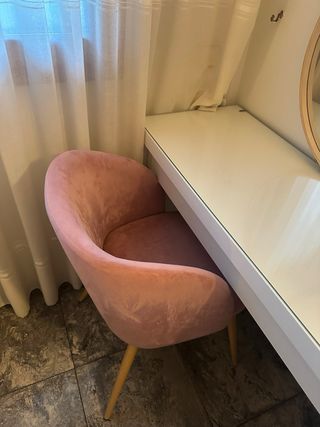 Tocador con espejo, butaca y estantería