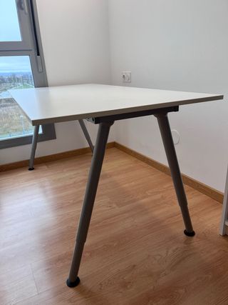 Silla y mesa de estudio