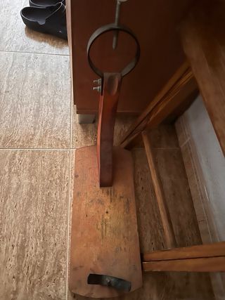 Jamonero de madera con aro metálico