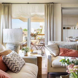 Servizio di montaggio quadri e tende