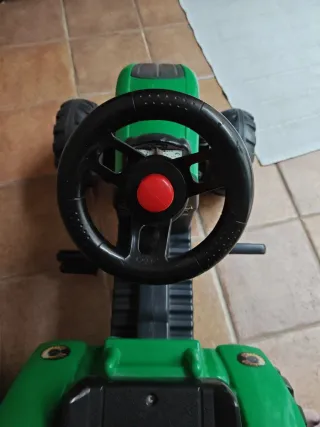 Tractor a pedales verde con remolque