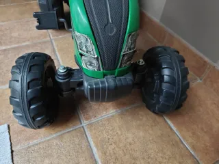 Tractor a pedales verde con remolque