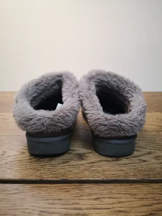 Pantofole grigie foderate in pelliccia