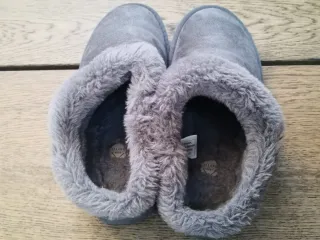 Pantofole grigie foderate in pelliccia