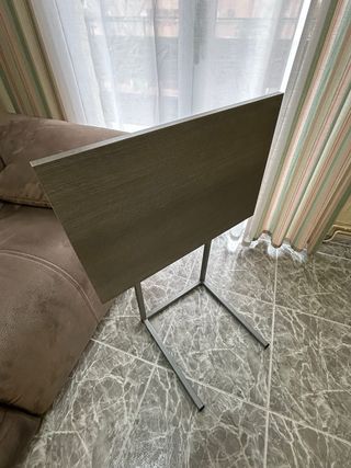 Mesa auxiliar plegable y regulable