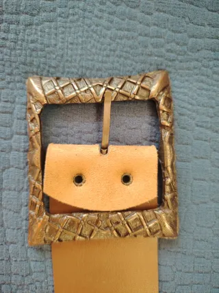 Cintura donna marrone con fibbia dorata