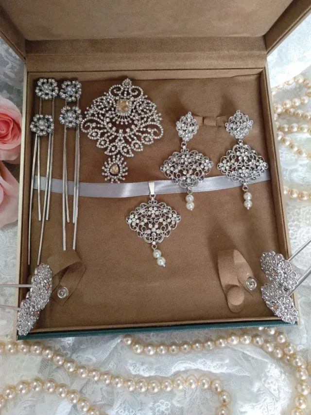 Aderezo Fallera Plata y Perlas Nuevo