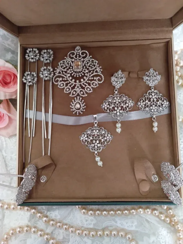 Aderezo Fallera Plata y Perlas Nuevo