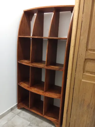 Estantería madera maciza diseño curvo interiorismo