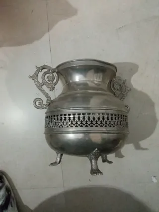 Jarrón antiguo metálico con asas