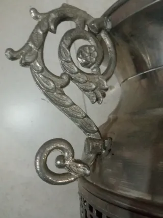 Jarrón antiguo metálico con asas