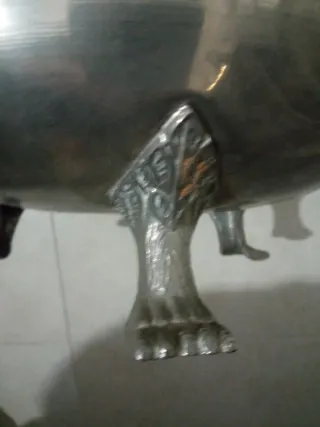 Jarrón antiguo metálico con asas