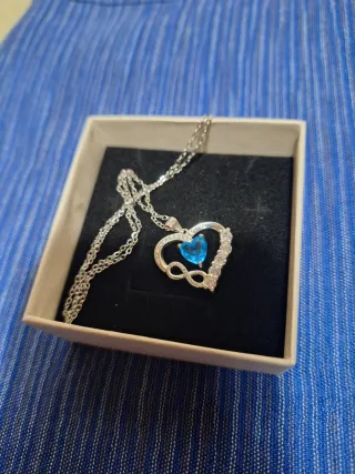 Collana con ciondolo a cuore blu