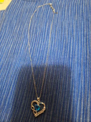 Collana con ciondolo a cuore blu