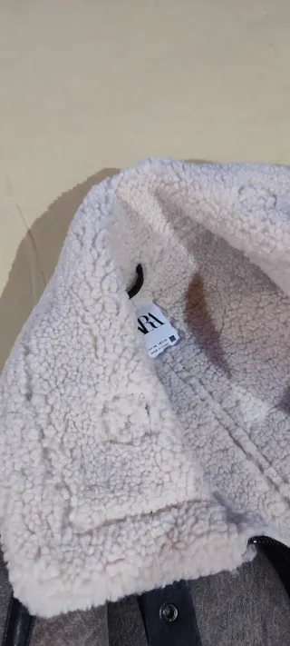 Abrigo borrego Zara gris y blanco