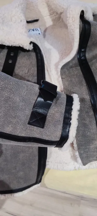 Abrigo borrego Zara gris y blanco